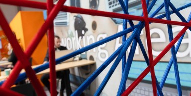Rote und blaue Kabel vor einer Wand mit „Networking Area“-Schriftzug – Symbol für Networkingformate bei der Smart Country Convention.